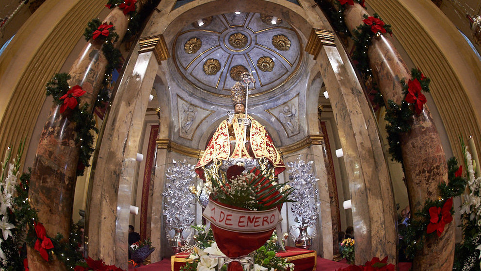 Primera misa de la escalera en la capilla de San Fermín con la presencia de miembros de Osasuna. MIGUEL OSÉS