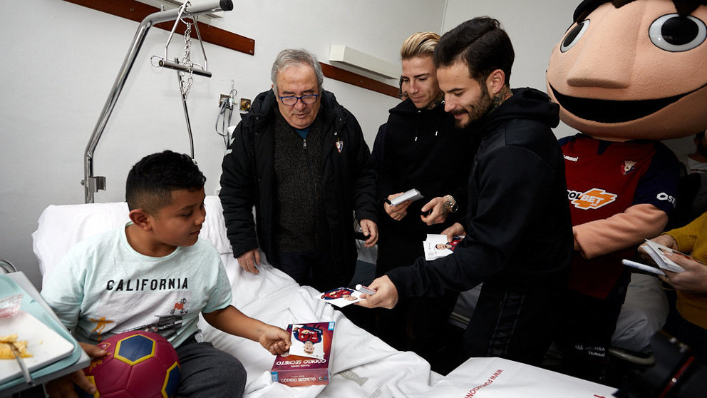 Una representación de jugadores y de jugadoras del C.A Osasuna visitan a los niños y niñas hospitalizados en el Complejo Hospitalario de Navarra. IÑIGO ALZUGARAY