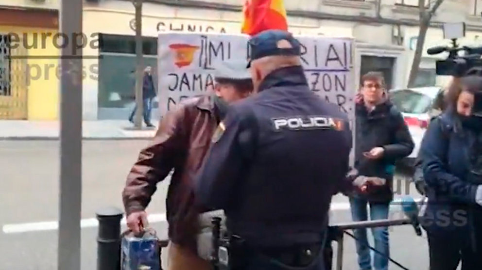 La Policía Nacional desaloja a un hombre frente a la sede del PSOE en Madrid