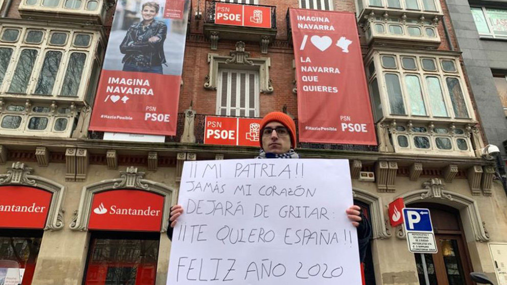 Protesta de un joven ante la sede del PSN en Pamplona (2) NAVARRACOM