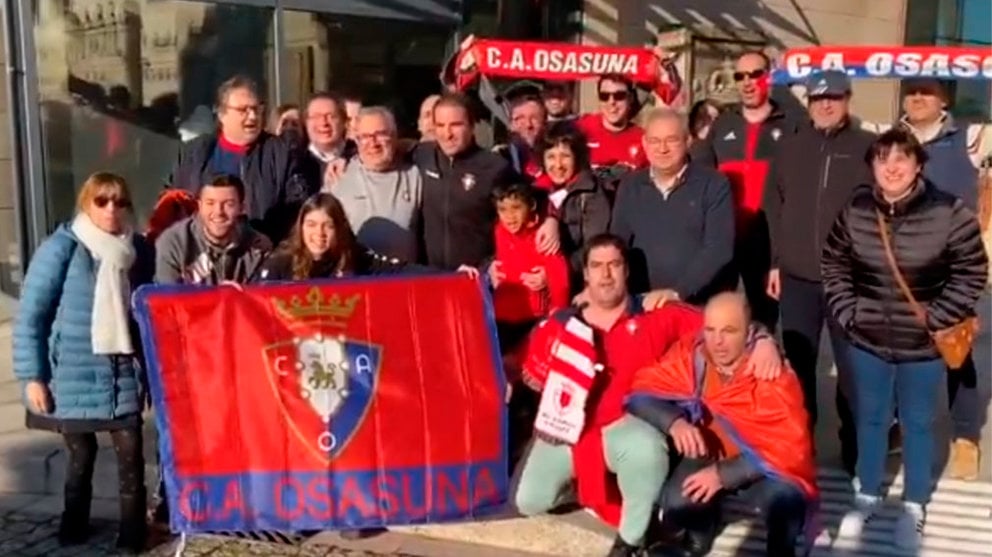 Jagoba Arrasate y Luis Sabalza, con aficionados de Osasuna en Vigo