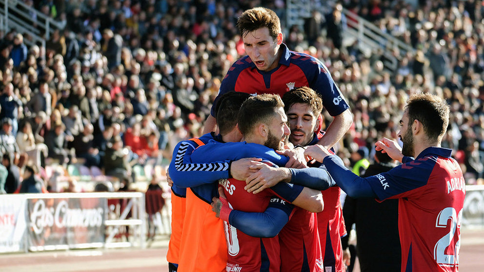 Los jugadores de Osasuna felicitan a Chimy Ávila tras el segundo gol en Haro EFE.