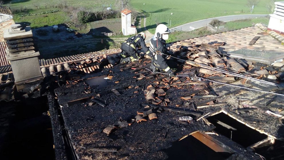 Dos bomberos trabajan en la extinción de un incendio en una casa BOMBEROS DE NAVARRA
