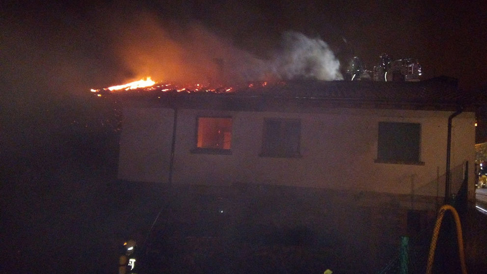 Incendio de una vivienda en la localidad navarra de Ilurdoz y que se ha saldado con un herido leve. CEDIDA