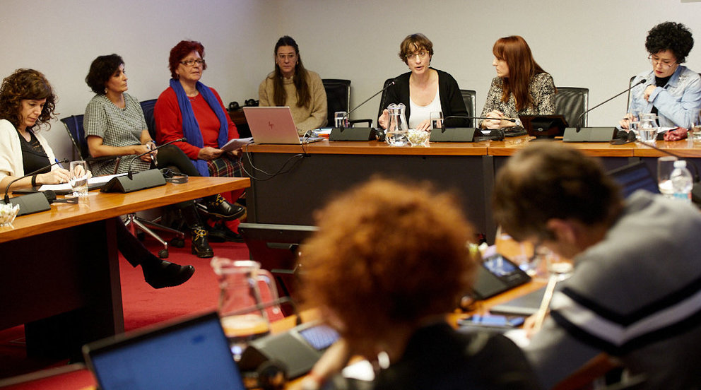 Sesión de trabajo con la Plataforma Navarra de Mujeres por la Abolición de la Prostitución para exponer la realidad sobre los 'vientres de alquiler'. IÑIGO ALZUGARAY
