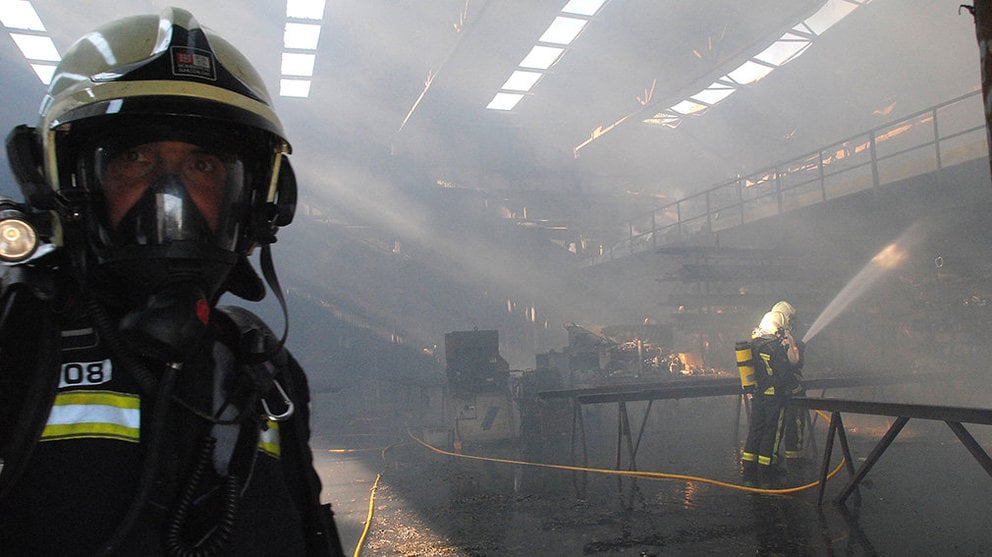 Un bombero, durante los trabajos de extinción de un incendio en una industria de Orcoyen BOMBEROS DE NAVARRA