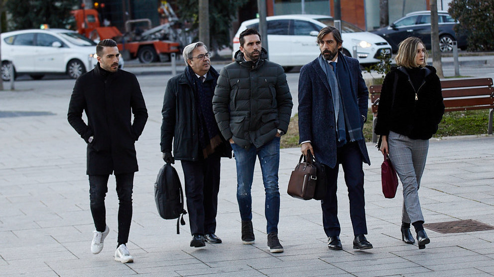 Los futbolistas Jordi Figueras y Xabier Torres en el comienzo del juicio por el &#39;Caso Osasuna&#39; en el Palacio de Justicia de Navarra. IÑIGO ALZUGARAY
