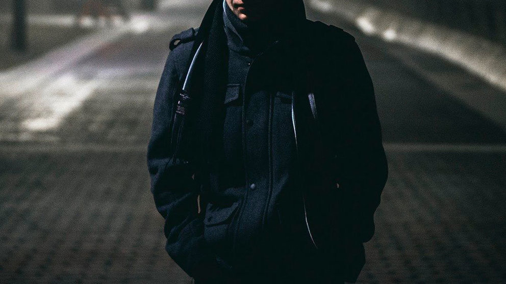 Un hombre en una calle oscura. ARCHIVO