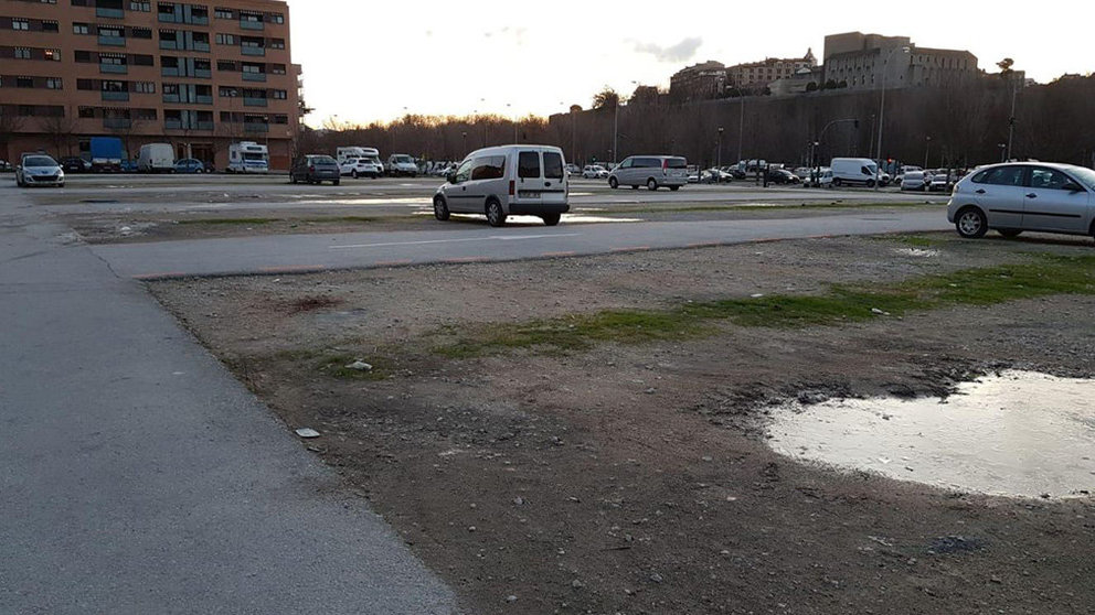 Huecos para aparcar en la Rochapea en el primer día del estacionamiento de pago NAVARRACOM