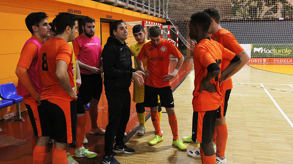 El entrenador Javi Ruiz con sus jugadores del Ribera Navarra. Cedida.