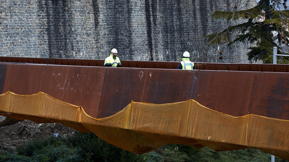 Tareas para la prueba de carga de la pasarela del Labrit de Pamplona. IÑIGO ALZUGARAY