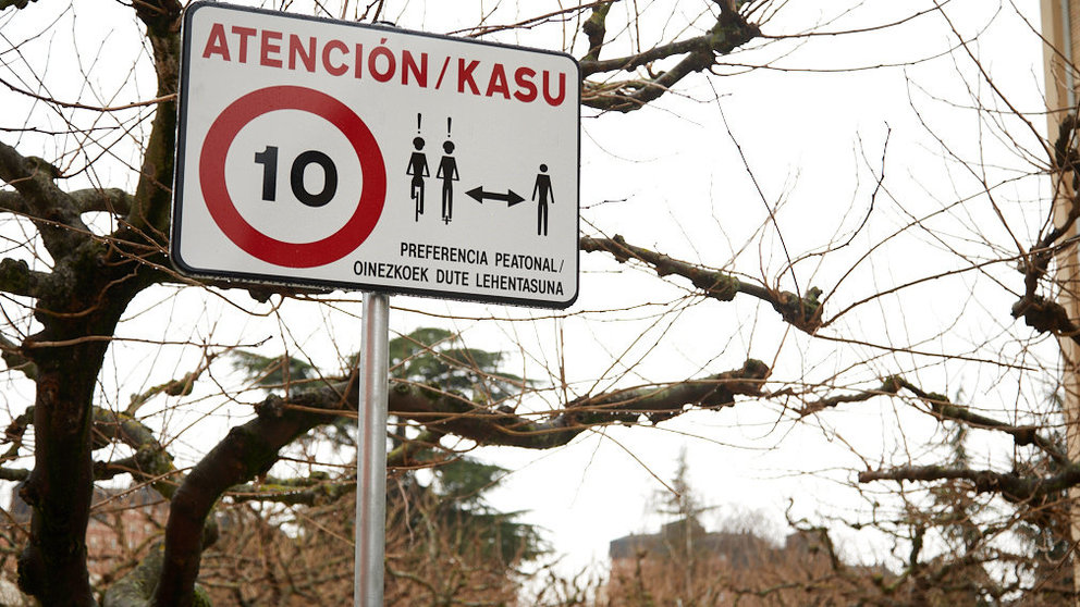 Nueva señal de 10 km/h para los vehículos de movilidad personal, motor y ciclistas en el Paseo de La Vaguada de Pamplona. IÑIGO ALZUGARAY