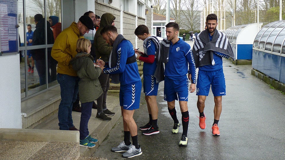 Los jugadores de Osasuna firman autógrafos en Tajonar. Navarra.com