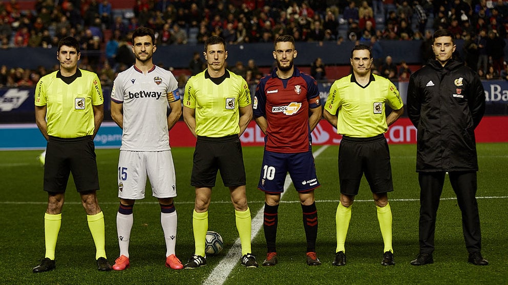 Partido entre Osasuna y Levante disputado en el estadio de El Sadar con Soto Grado de árbitro. IÑIGO ALZUGARAY