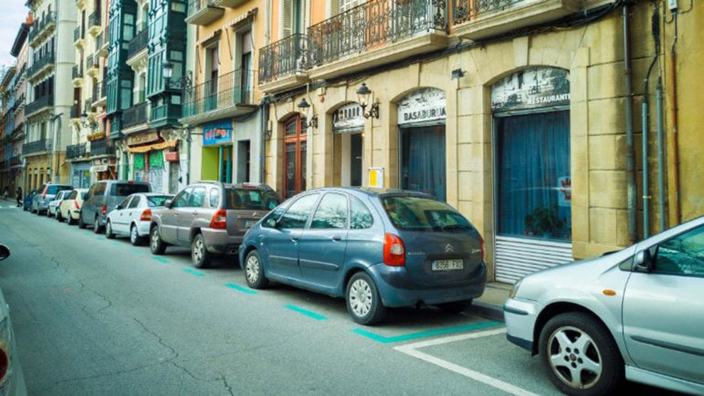 Coches aparcados en la calle San Francisco de Pamplona. AYUNTAMIENTO DE PAMPLONA