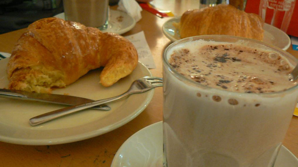 Imagen de un desayuno, con un vaso de leche con cacao ARCHIVO