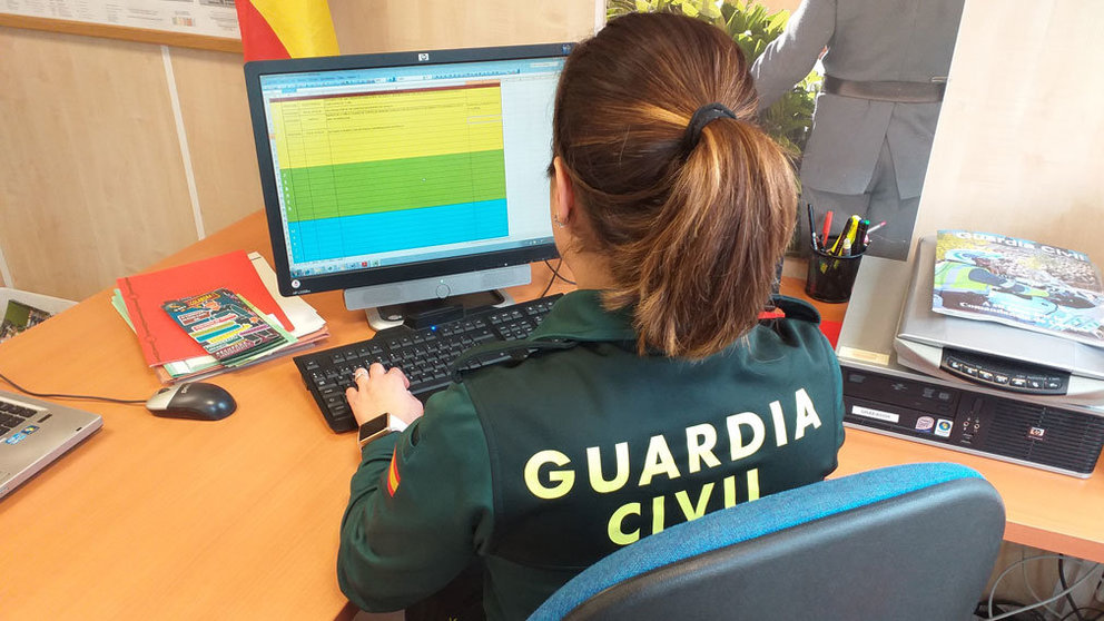Una agente de la Guardia Civil investiga un ordenador. CEDIDA