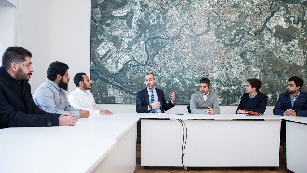 El Ayuntamiento de Pamplona reunidos con una comisión de especialistas en urbanismo de Arabia Saudí. CEDIDA
