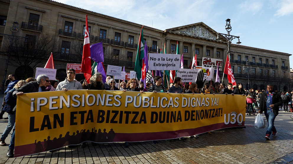 Manifestación en Pamplona por la huelga general convocada por ELA, LAB ESK, CNT, STEILAS, EHNE, HIRU y Etxalde, junto a diversos colectivos. IÑIGO ALZUGARAY
