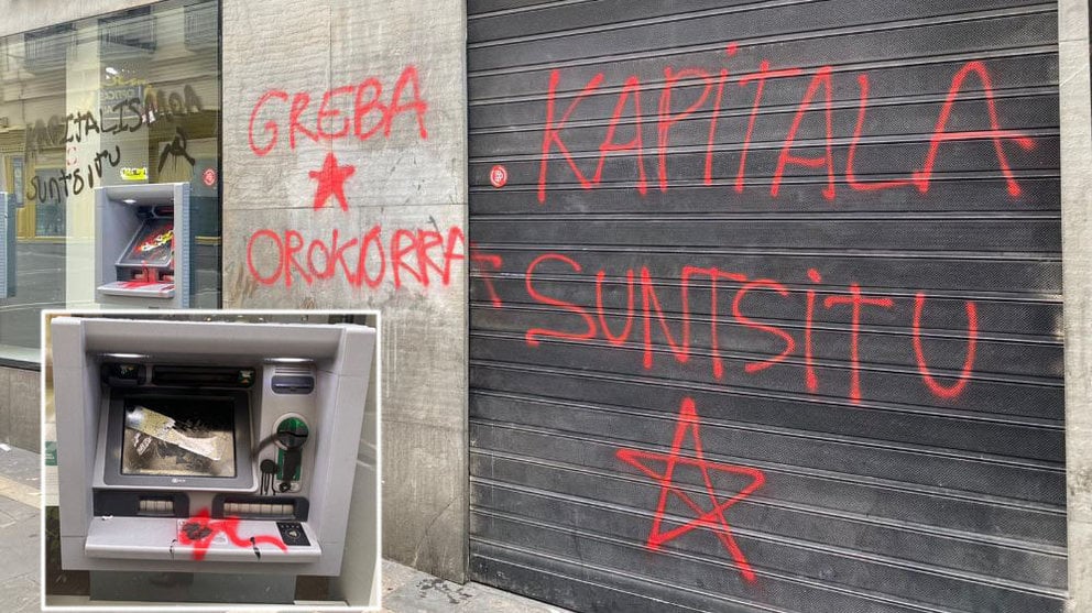 Una sucursal bancaria de la calle Chapitela de Pamplona atacada con pintadas, pegatinas y en la que han llegado romper el cajero. NAVARRA.COM