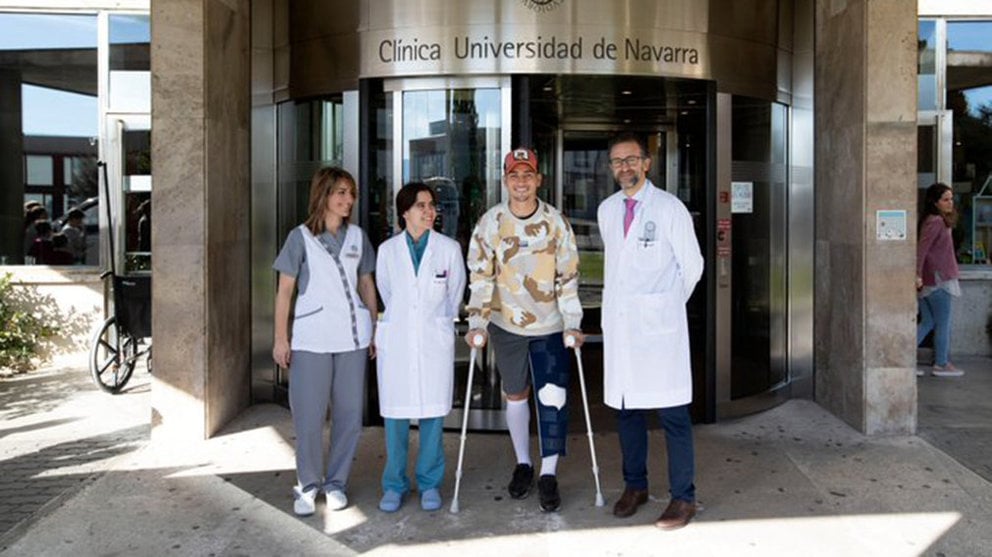 Chimy Ávila sale de la CUN apoyándose en dos muletas tras ser operado. Cedida.
