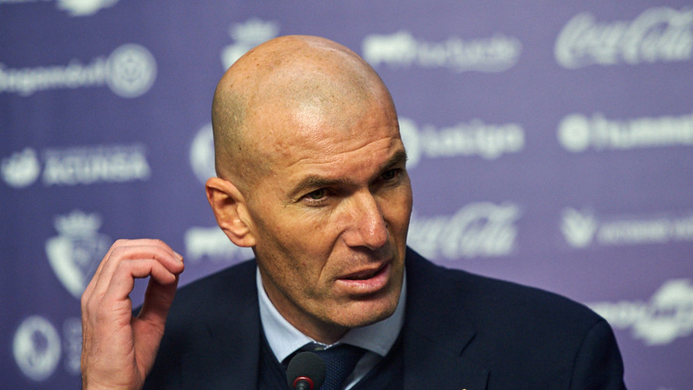 Zidane, entrenador del Real Madrid, durante el partido contra Osasuna en El Sadar. MIGUEL OSÉS