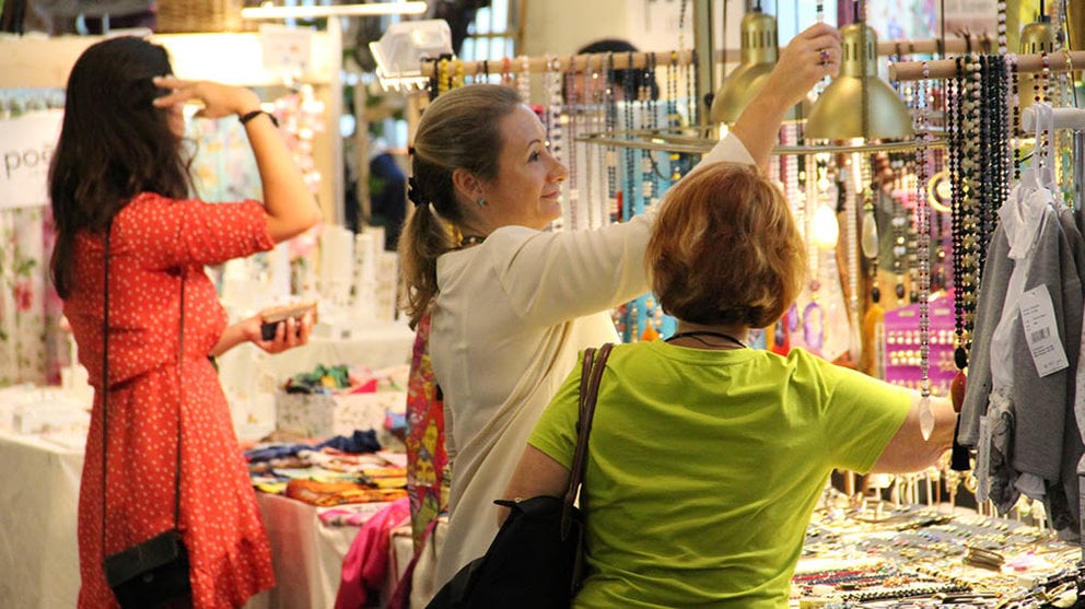Varias personas disfrutan de un momento de compras en una edición anterior deel Mercadillo del Gato. ARCHIVO