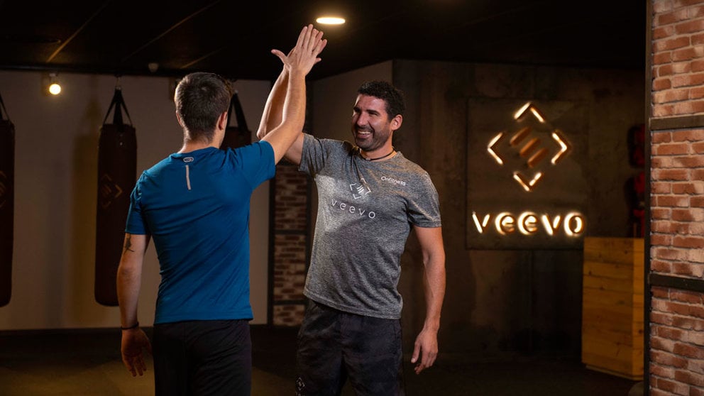 Dos personas se chocan las manos después de haber terminado una sesión del entrenamiento revolucionario, Veevo 4 Life. CEDIDA