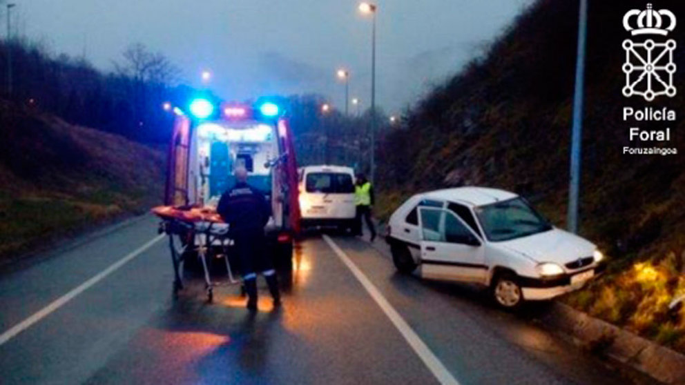 Los servicios de emergencia atienden a la joven herida en un accidente de tráfico en Oronoz. POLICÍA FORAL