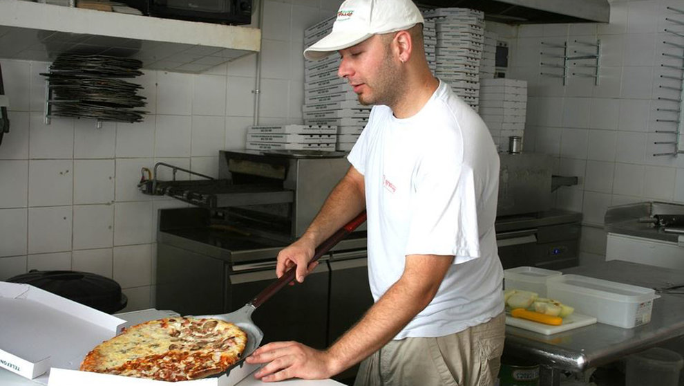 Un pizzero trabajando en un restaurante. ARCHIVO