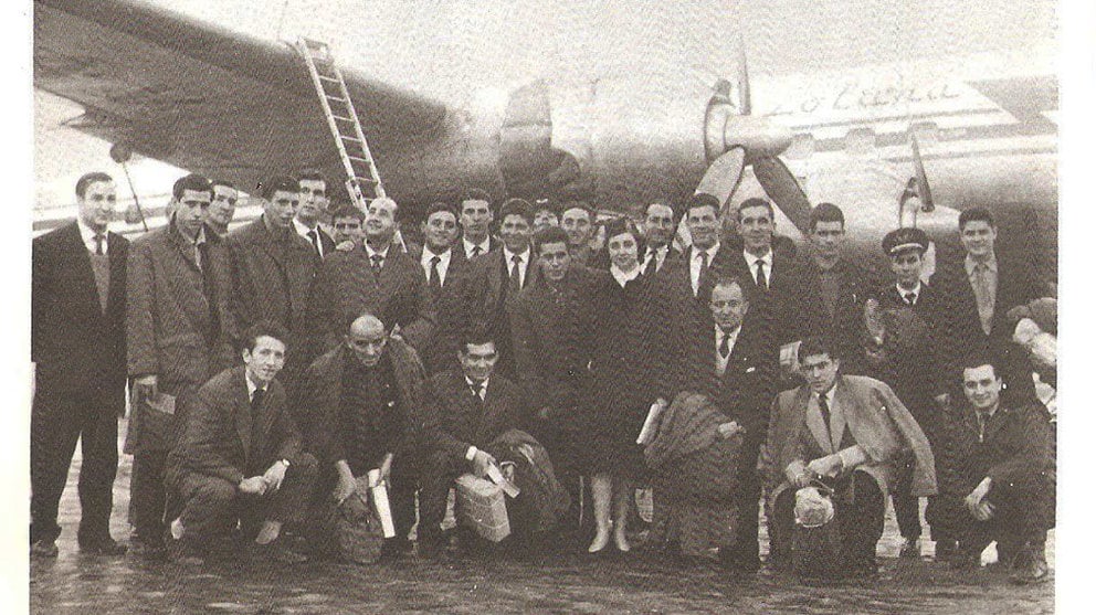 La expedición de Osasuna posa junto al avión en Madrid. Lirbo CA Osasuna de Arturo Gracia.