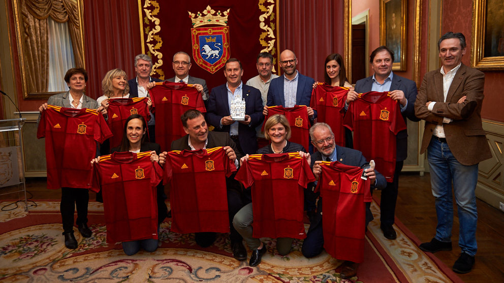 El alcalde de Pamplona, Enrique Maya, y miembros de la corporación municipal, ofrecen una recepción a alumnado, profesores y representantes del Curso Superior Universitario de Gestión del Deporte organizado por la FIFA. MIGUEL OSÉS