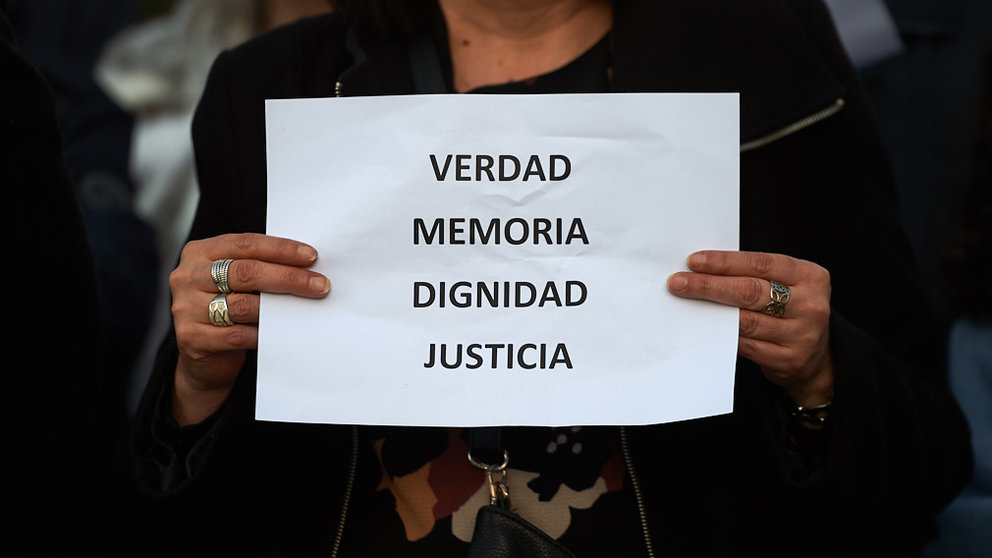 Acto con motivo del Día de la Memoria de las víctimas de ETA celebrado en la plaza del Baluarte. MIGUEL OSÉS