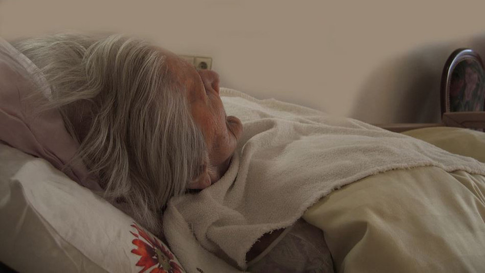 Una mujer mayor en una cama. ARCHIVO