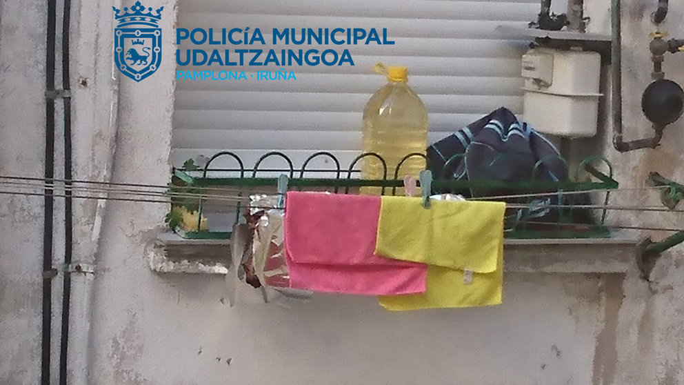 Imagen de los chuletones tendidos en un balcón de una casa de Pamplona. POLICÍA MUNICIPAL DE PAMPLONA