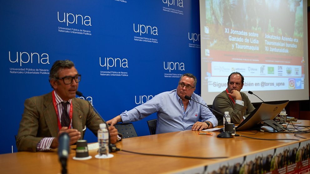 Jornadas de tauromaquia en la UPNA con una charla sobre toro bravo con Prieto de la Cal, Javier Núñez y José Antonio Baigorri Pincha, moderada por Antonio Purroy. MIGUEL OSÉS