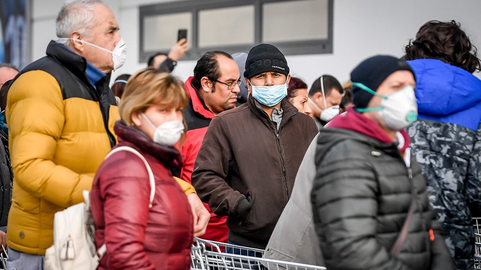 23 February 2020, Italy, Casalpusterlengo: People with surgical masks queue in front of a supermarket for supplies in an area where the spread of the coronavirus has been detected. Photo: Claudio Furlan/LaPresse via ZUMA Press/dpa
ONLY FOR USE IN SPAIN