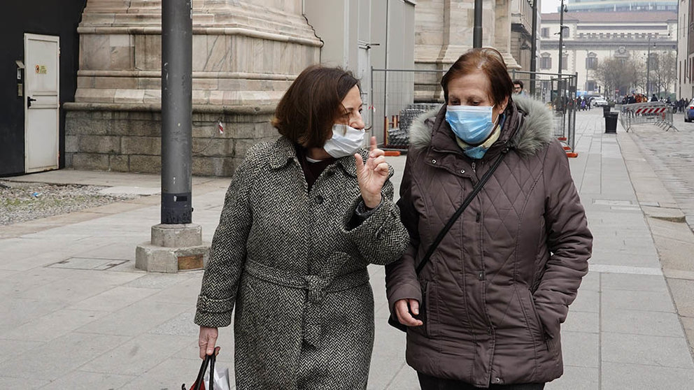 February 25, 2020 - Milan, Italy: Pedestrians wearing a protective face mask walk by Duomo Cathedral. The city centre appears almost empty following the order of the Ministry of Health, in agreement with the President of the Lombardy Region, to suspend events and initiatives of any meeting in public and private places, including sport, religious, recreational and cultural ones until Sunday 1 March, to prevent further diffusion of the Coronavirus.. (Lucia Sabatelli/Contacto)
ONLY FOR USE IN SPAIN

February 25, 2020 - Milan, Italy: Pedestrians wearing a protective face mask walk by Duomo Cathedral. The city centre appears almost empty following the order of the Ministry of Health, in agreement with the President of the Lombardy Region, to suspend events and initiatives of any meeting in public and private places, including sport, religious, recreational and cultural ones until Sunday 1 March, to prevent further diffusion of the Coronavirus.. (Lucia Sabatelli/Contacto)

2/25/2020 ONLY FOR USE IN SPAIN