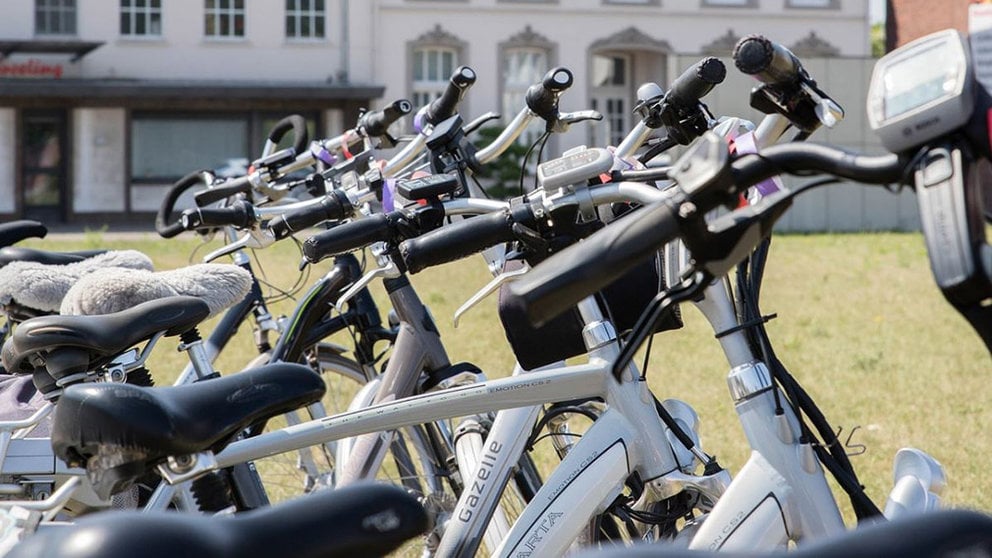 Varias bicicletas eléctricas aparcadas ARCHIVO