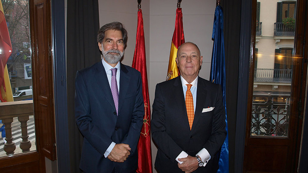 El embajardor de Perú en España, Ernesto Zulueta Hasburgo-Lorena, junto al presidente de la Cámara de Comercio de Navarra, Javier Taberna. CEDIDA