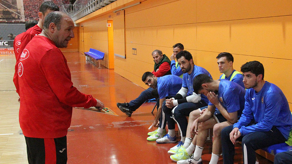 José Lucas Mena hablando con sus jugadores en el polideportivo Ciudad de Tudela. Cedida.