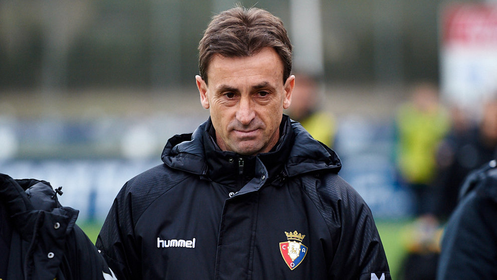 Santiago Castillejo es el entrenador de Osasuna Promesas se enfrenta al Burgos en las instalaciones de Tajonar. MIGUEL OSÉS