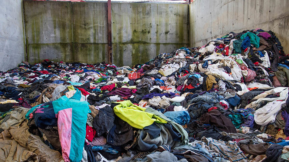 Un vertido de toneladas de ropa en Ziordia GURELUR