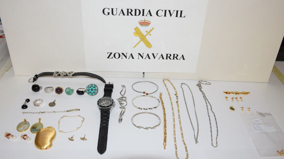 Algunas de las joyas recuperadas y que la mujer guardaba en su casa tras robarlas en Corella. GUARDIA CIVIL