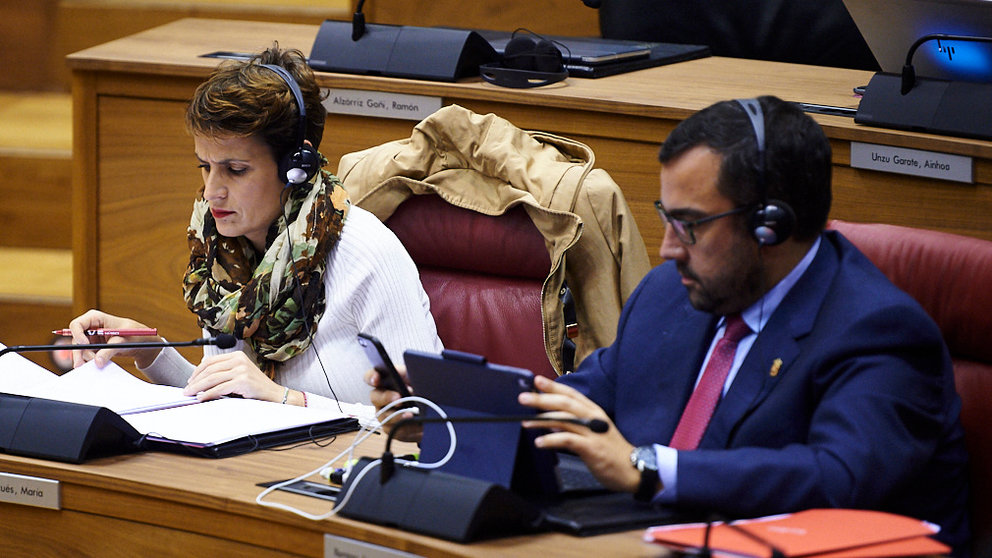 María Chivite (i), presidenta del Gobierno de Navarra, junto a Javier Remírez, vicepresidente del Gobierno de Navarra. PABLO LASAOSA