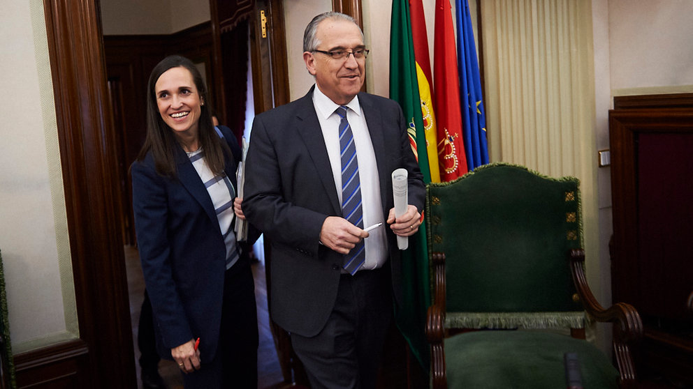 El alcalde de Pamplona, Enrique Maya (d) y la teniente de alcalde, María Echavarri, acceden al salón de plenos. PABLO LASAOSA