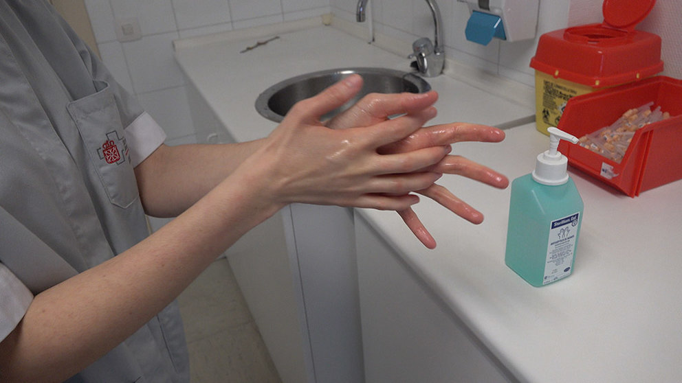 Una enfermera se lava las manos en el Complejo Hospitalario de Navarra ante el brote de coronavirus detectado.  (1)