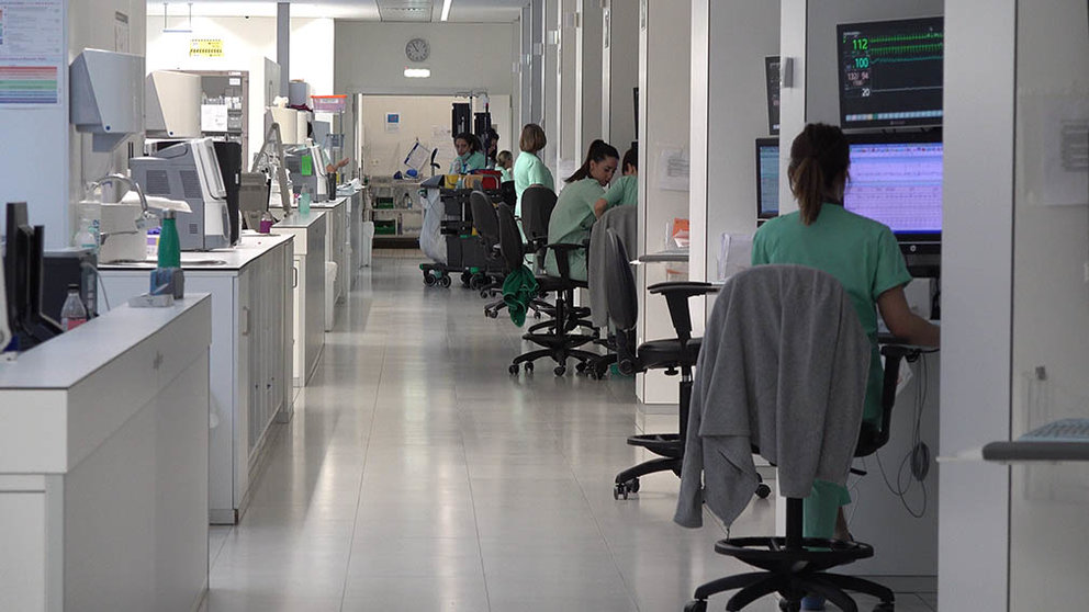 Zona de control médico en en la UCI del Complejo Hospitalario de Navarra. coronavirus