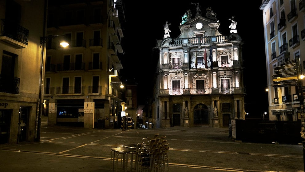 La Plaza del Ayuntamiento de Pamplona durante el Estado de Alerta. PABLO LASAOSA