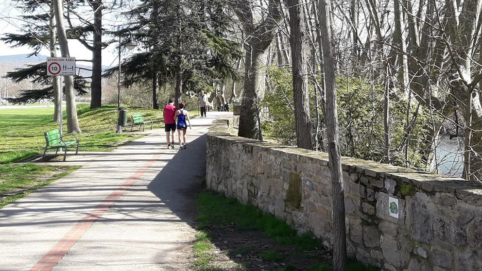 Ciudadanos paseando en el paseo del Arga de Pamplona EUROPA PRESS